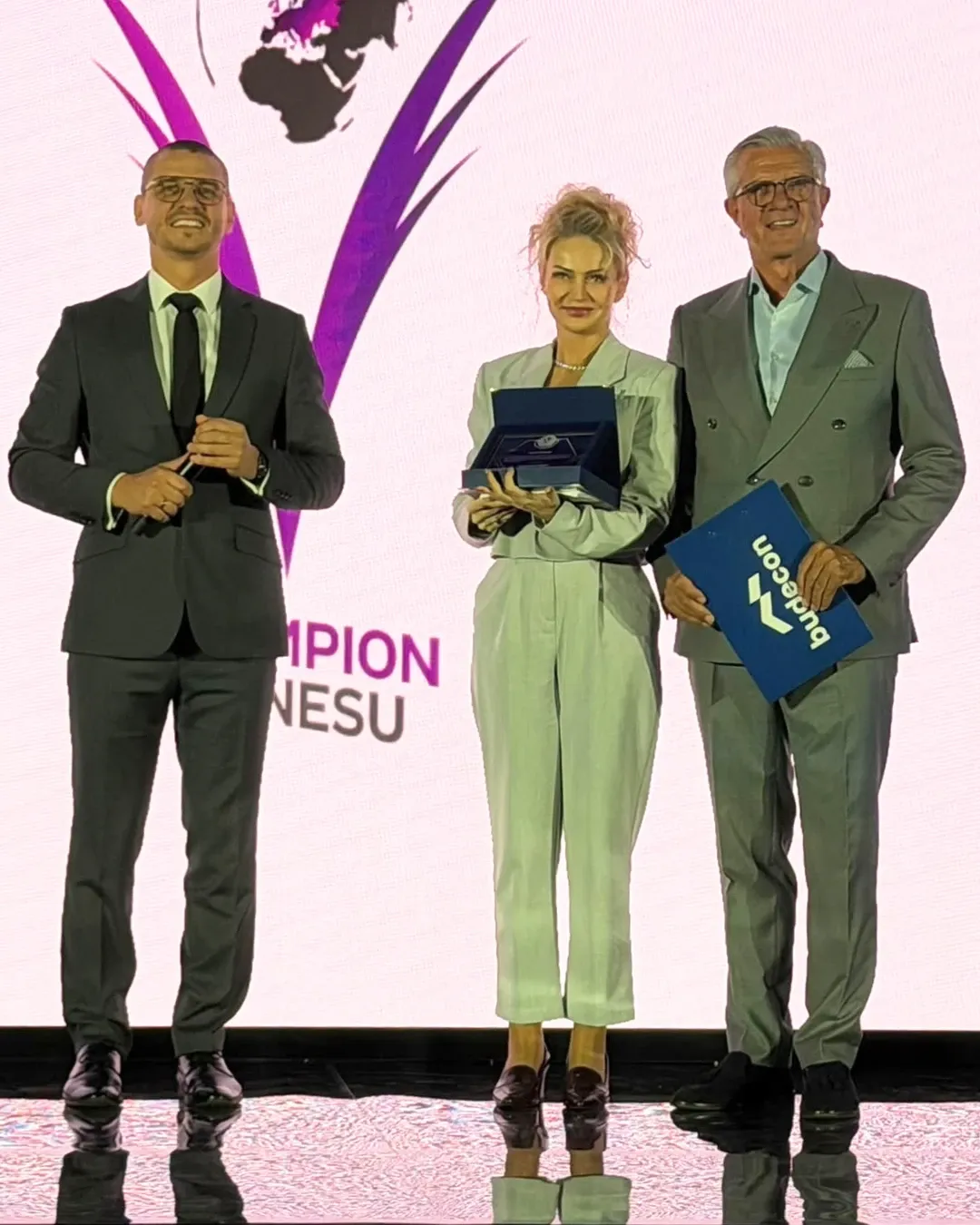 Anna Coomber accepting the Champion Biznesu 2026 award at the International Economic Forum gala